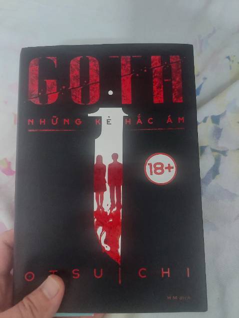 Tác phẩm bao gồm 6 truyện ngắn lột tả một xã hội, một lối sống vô cảm với những cá nhân dị thường đa nhân cách pha trộn giữa nhân tính và phi nhân tính . Nội dung viết chủ yếu về những nhân vật vị thành niên nhưng cũng hạn chế người đọc dưới 18 tuổi rõ ràng là nghịch lý mà tác giả đặt ra nhưng điều này là hợp lẽ  cho một tác phẩm hàm chứa quá nhiều yếu tố rùng rợn kinh dị.