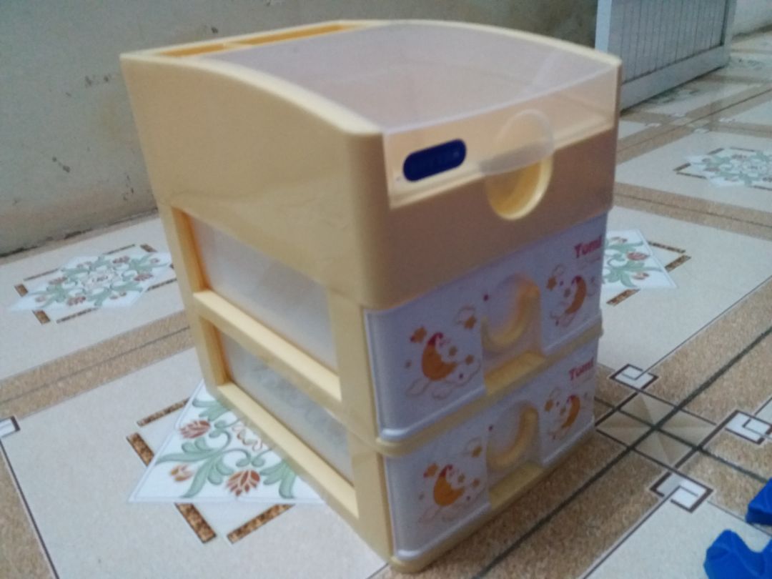 màu ngẫu nhiên. nhìn đẹp ,chắc chắn. gom.đồ linh tinh gọn. cho 4 sao