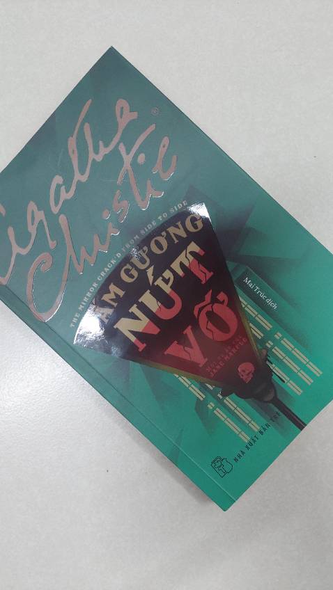 Ở vụ án lần này, để khám phá ra chân tướng vụ việc bà Marple hầu như không tiếp xúc với những đối tượng tình nghi chính mà chỉ nghe thuật lại các câu chuyện. Cách thức phá án của bà là suy nghĩ logic, tỉ mỉ trong từng dấu hiệu dù là nhỏ nhất cùng với đó là phương châm: “ Mọi việc đơn giản nếu ta nhìn đúng cách” . 
Bằng phương pháp tư duy bài bản như vậy một vu án tưởng chừng khá phức tạp cuối cùng cũng có lời giải thuyết phục.