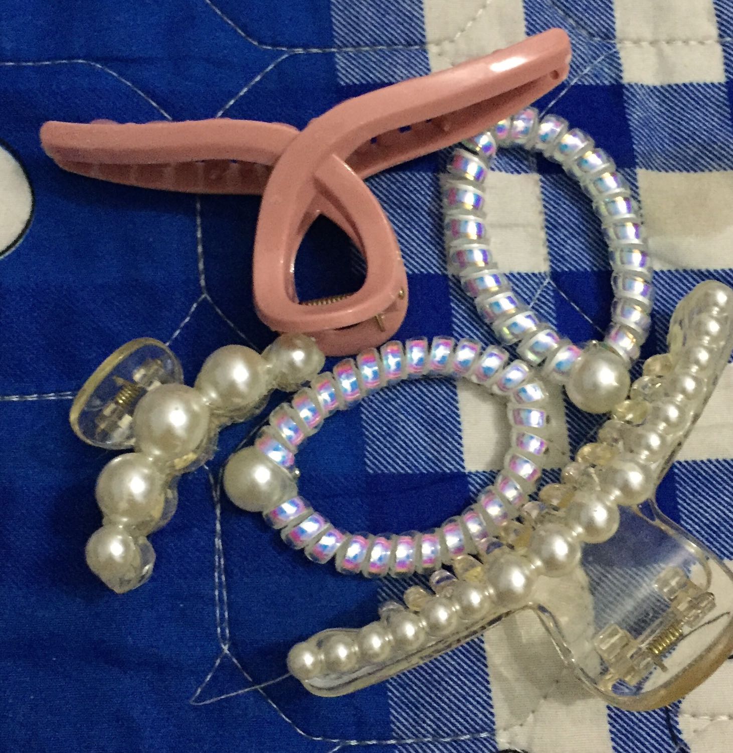 Nhận hàng giống hình. Vận chuyển hơi lâu xíu nhưng bù lại hàng đẹp ạ , cảm ơn shop.