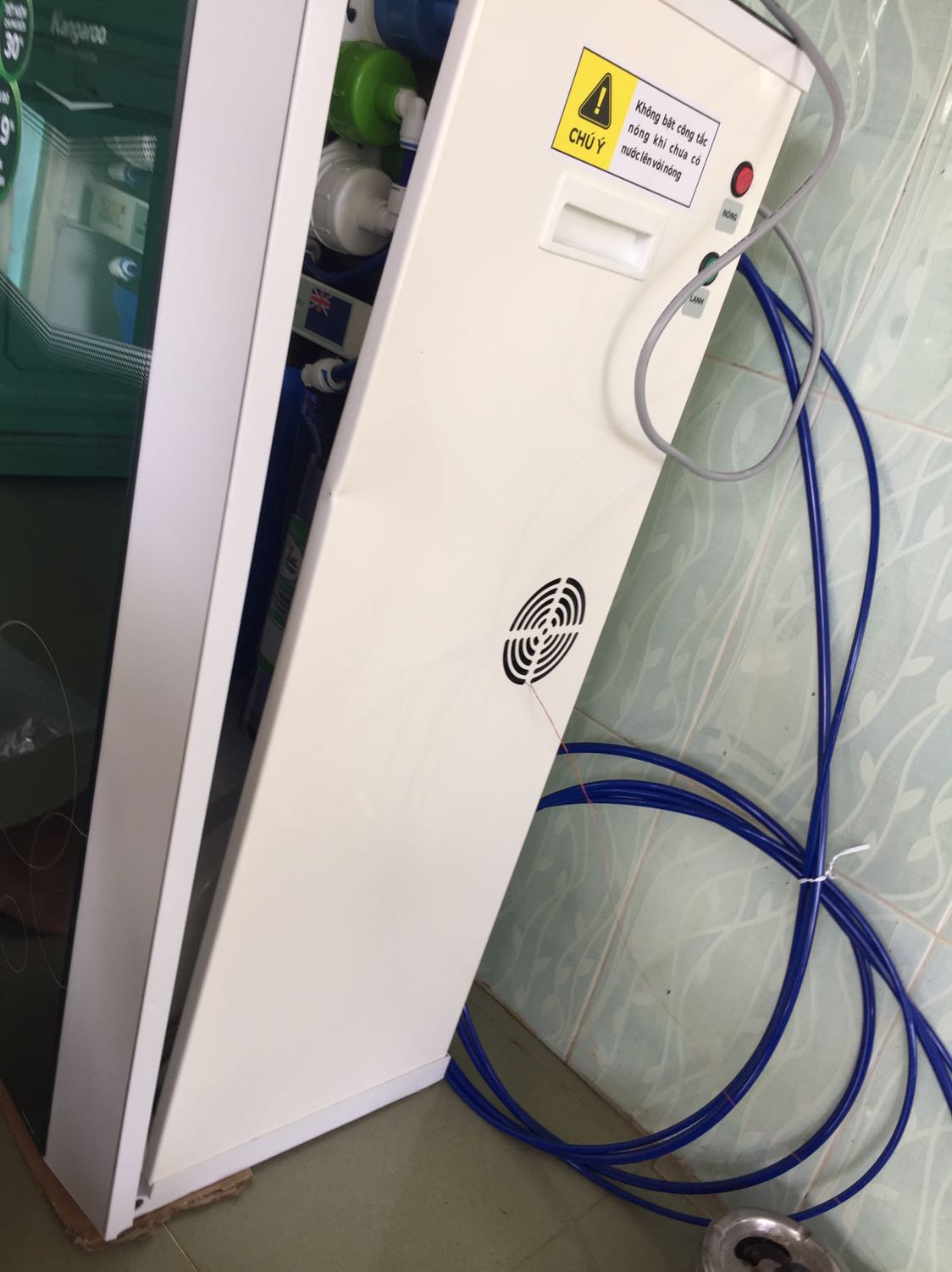 Giao hang sao .Hàng móp vỏ. Bể để chân để kg vững . Cánh cửa ra gãy 2 bản lề. Đóng mở kg đc luôn