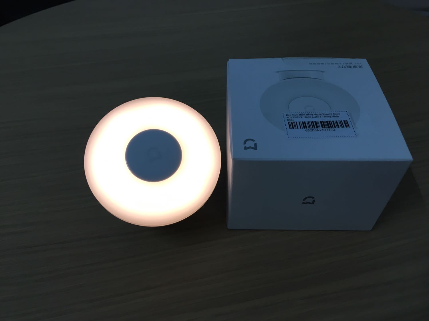 Phải để đèn trực diện thì đèn mới sáng lên, khoảng 3m