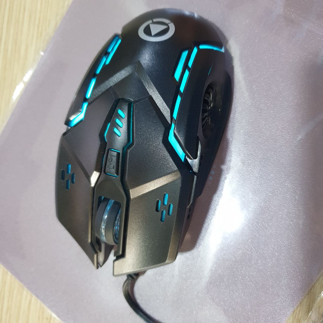 Chuột cầm chắc tay
Sử dụng êm và mượt
Đèn nền đổi màu đẹp lắm, nhìn rất thích
Sản phẩm đúng như mô tả