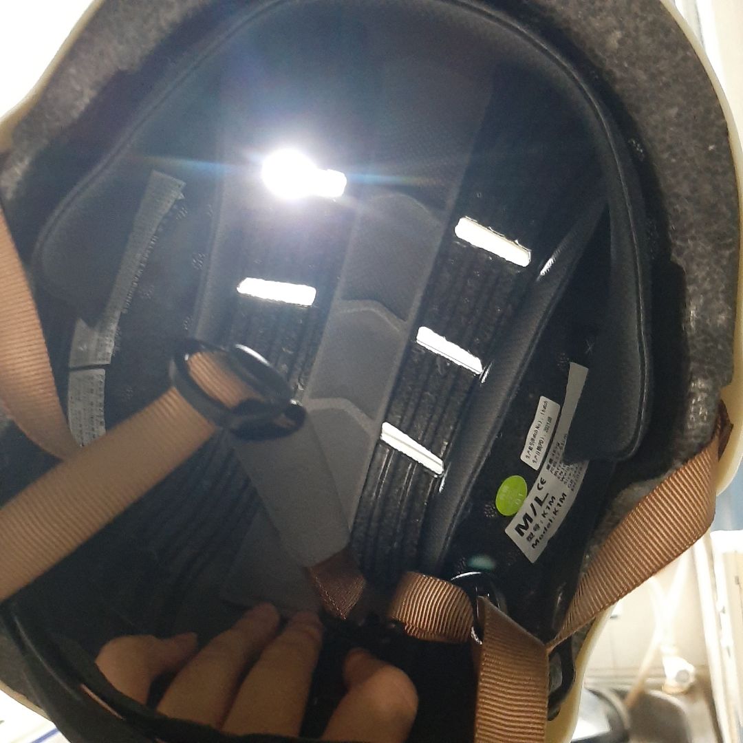 kiểu dáng hơi xấu nhưng rất thoáng khí
mình tìm kiếm mãi mới kiếm đc kiểu nón thoáng khí ko gây hôi đầu như này