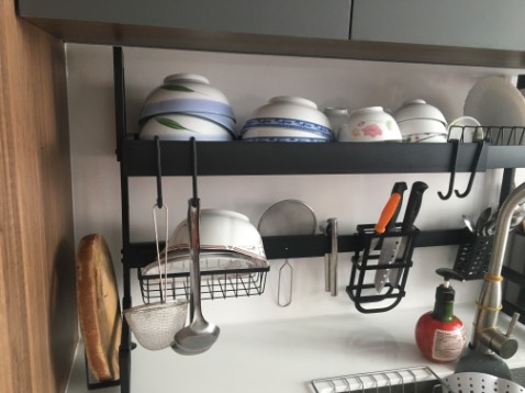 Kệ đẹp rất ưng , chắc chắn nhưng nên làm thấp hơn 1 chút giữa chỗ từ dứơi chân lên chỗ để chén bát