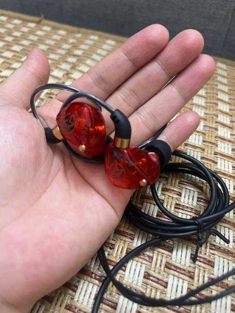 Bass dày, mic tốt, kiểu đeo khá thú vị, tuy hơi khó đeo nhưng lại ko lo rớt và đau tai, mình là con gái nên tai hơi nhỏ, đeo đc vậy là rất ưng rồi. Good