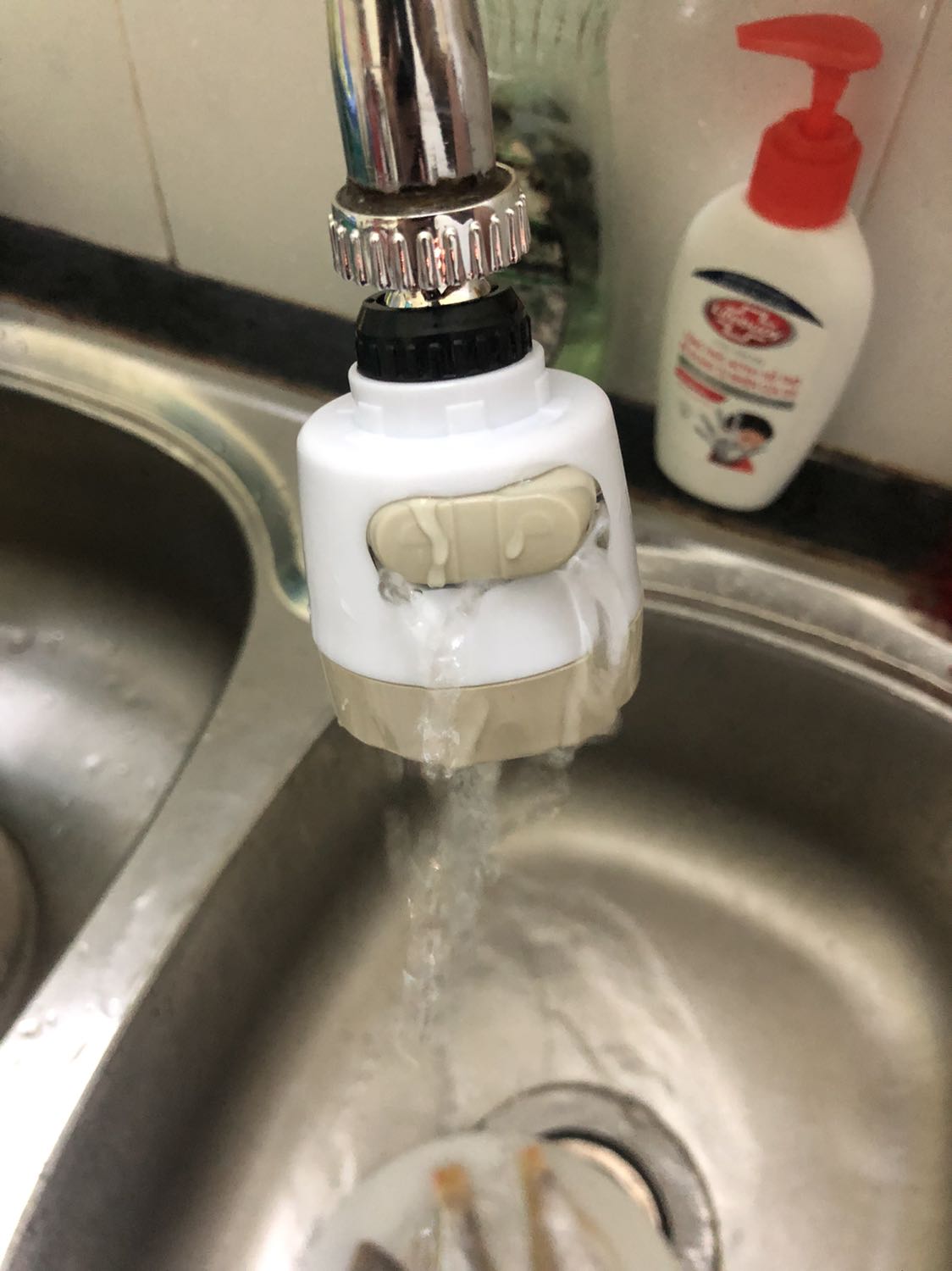 Vòi bị rò nước đúng chỗ công tắc. Nước chảy yếu. Ko ưng, nhưng ko đòi đổi trả vì hiểu giá cả đi kèm chất lượng. Ko có ý định mua lại, và ko khuyến khích ng khác mua sản phẩm này!!!