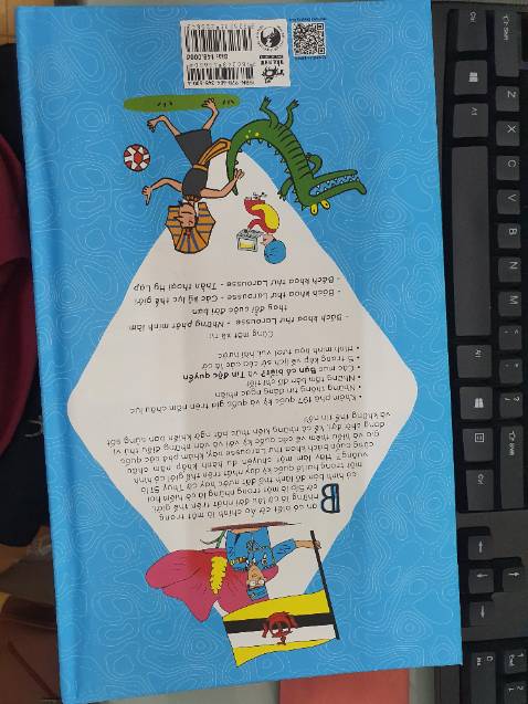 Hình ảnh minh họa đẹp nhưng nội dung hơi đơn giản
Góc sách bị cong