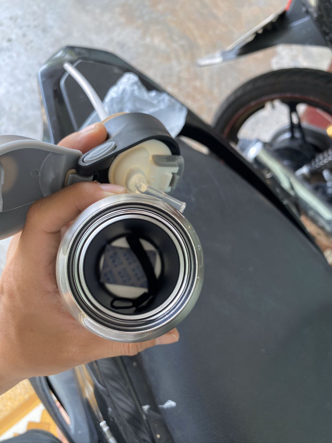 Hàng đẹp, tiếc là ko có kèm theo gá đỡ bình riêng nhưng rất hài lòng về sp này. Bình mới nên có mùi hôi xí do hạt hút ẩm bên trong thì phải, phải sục rửa bình nước ấm theo hướng dẫn là hết, có kèm thêm dây đeo khi cần thiết, nói chung giá cả tốt và an toàn hơn bình nhựa, đỡ hôi và tanh hơn