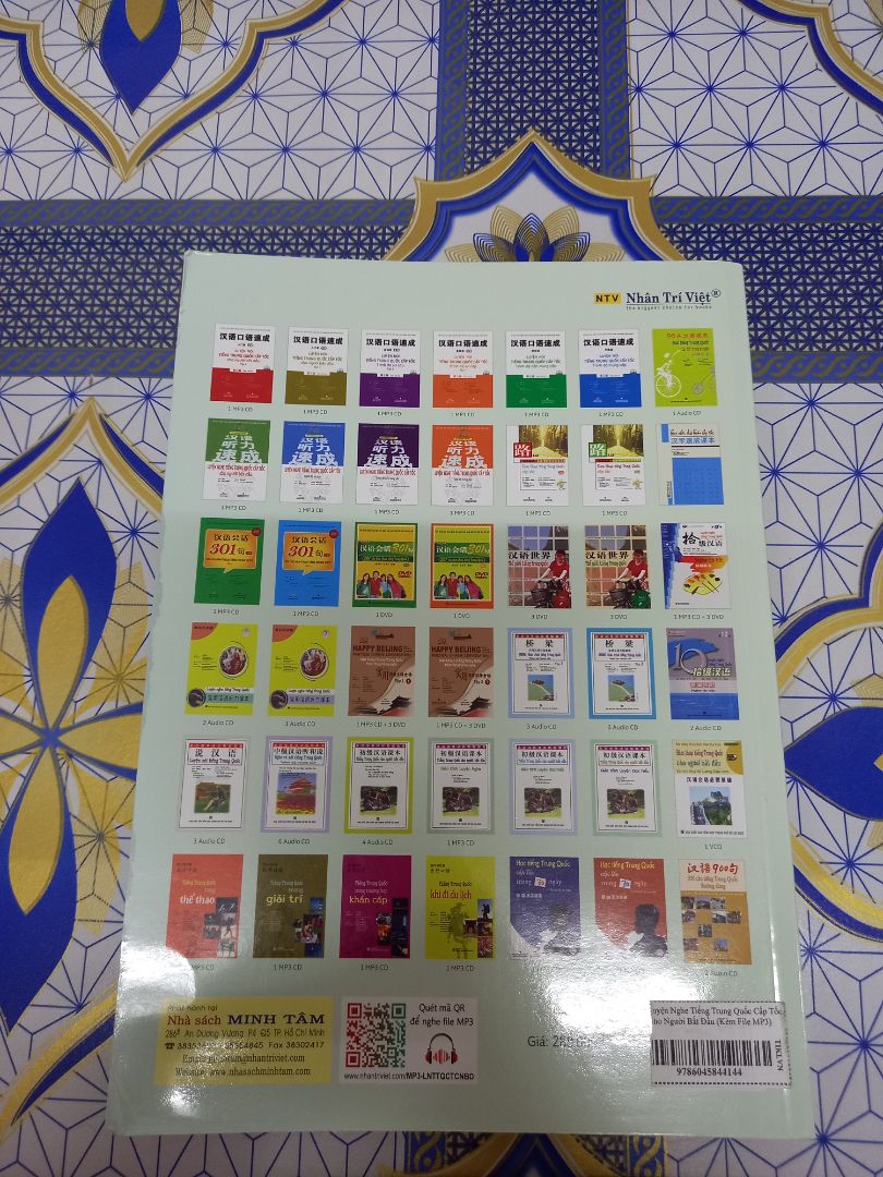 shipper thân thiện, tuy là không sách không được bọc nhưng sách cũng không bị cong quá nhiều, nói chung là sách đẹp