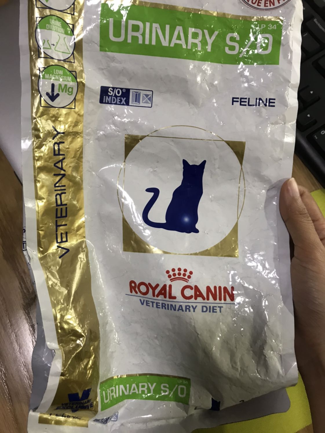 Lần đầu tiên mua đồ cho mèo ở Tiki.  Mình cũng rất tin tưởng vì thấy làvTiki Trading nhưng khi nhận hàng thì rất không hài lòng. Chủ quan như bao lần mua hàng trước không kiếm tra hộp khi nhận hàng nên bây giờ rất hối tiếc. hic
Tui thức ăn này rất nhàu nát, bị rách 1 lỗ ở phần đáy. 
Có lẽ sẽ không mua thức ăn cho mèo ở Tiki nữa.
Mong sớm nhâ Lần đầu tiên mua đồ cho mèo ở Tiki.  Mình cũng rất tin tưởng vì thấy làvTiki Trading nhưng khi nhận hàng thì rất không hài lòng. Chủ quan như bao lần mua hàng trước không kiếm tra hộp khi nhận hàng nên bây giờ rất hối tiếc. hic
Tui thức ăn này rất nhàu nát, bị rách 1 lỗ ở phần đáy. 
Có lẽ sẽ không mua thức ăn cho mèo ở Tiki nữa.
Mong sớm nhâ