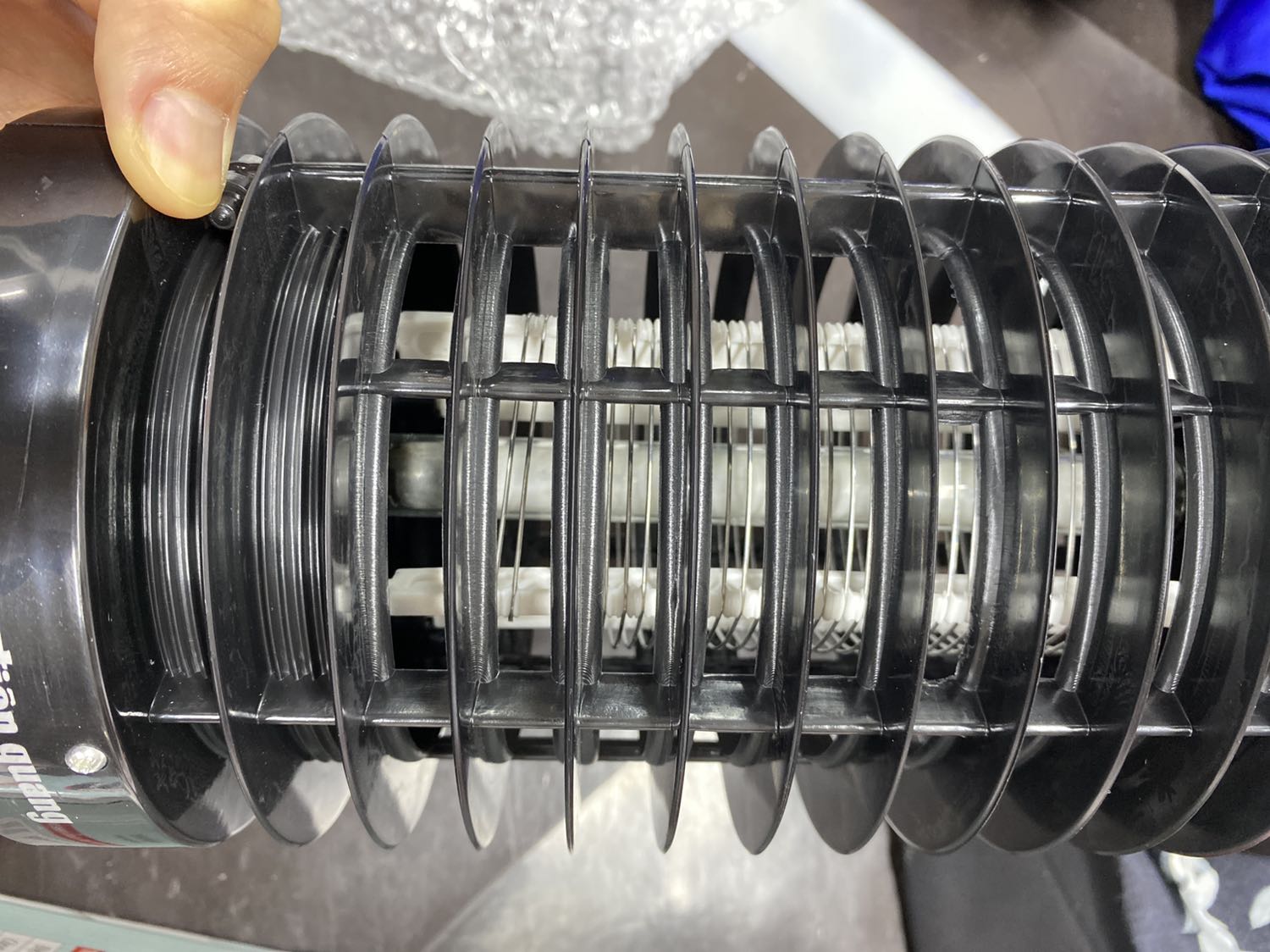 Giao nhận xong với nhân viên giao hàng Tiki.Chạy ngay vào mở kiểm tra,quan sát đui ( chân ) đèn thấy muội đen...mình đã bực rồi.
Cắm điện kiểm tra thì đèn sáng yếu và chập chờn.
Tiếp theo là gọi ngay dt *** của Tiki,thì dc hướng dẫn trình bày lý do muốn đổi trả và chụp ảnh.Tới giờ là vài ngày rồi không có ai tới làm việc.
Mất công mua cái đồ cũ này làm bực mình