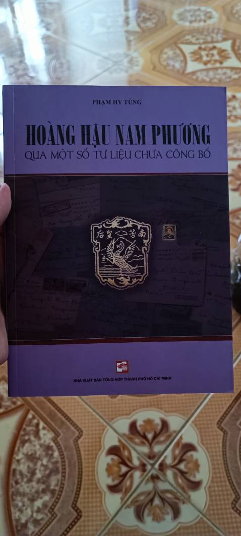 Sách khổ to, bìa đẹp, nhiều nội dung mới lạ, ít biết đến liên quan đến Nam Phương hoàng hậu. 

Đọc qua tiểu sử về gia thế của hoàng hậu Nam Phương, giúp ta hiểu thêm về gia tộc giàu có, danh vọng bật nhất tại vùng đất Nam bộ giai đoạn cuối thế kỷ 19 đến nửa đầu tk 20.