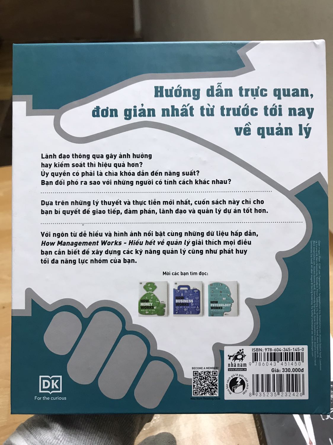 Hàng đóng gói cẩn thận, mình mua đúng đợt Nhã Nam dọn kho được giảm giá 40% nên khá hài lòng. Về hình thức sách là loại bìa cứng, đường chỉ khâu chắc chắn, chất liệu giấy dày dặn màu trắng nên nhìn khá sạch sẽ, chữ được in sắc nét tuy nhiên 1 số chỗ hơi nhạt màu hơn một tý. Về nội dung thì khá nhiều kiến thức bổ ích, sách phù hợp với những người đang và có ý định lên làm quản lý những doanh nghiệp vừa và nhỏ, hoặc bạn có thể đọc để tự quản lý công việc và thời gian của bản thân cũng rất tốt.