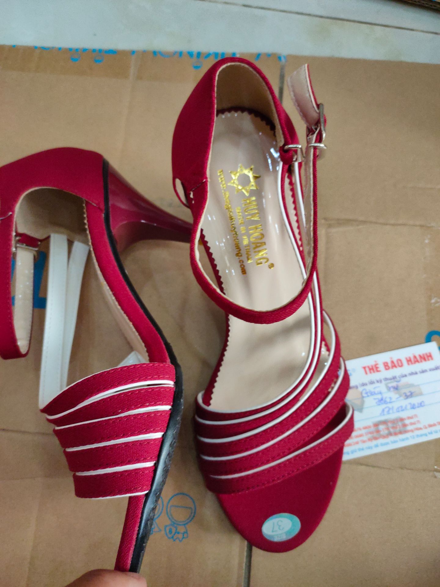 Giày đẹp... mang êm chân... chỉ may đều và chắc chắn