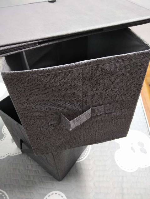 Mình đặt nhiều màu, nhưng màu kem nhìn lạ nhất - màu xám thì mua mấy lần trước rồi - có nhiều ảnh chụp nên dùng luôn. màu kem chắc để chụp sau! sản phẩm có nắp liền vào hộp, có thể gấp gọn khi ko dùng nữa tiện lợi. bộ sản phẩm trước dùng bên châu Âu khá thích, nay bán tại việt nam giá rẻ hơn mấy lần! nói chung ưng ý. tuy nhiên mn sử dụng nước hạn chế để thấm vào nhé, vì nó là cốt bìa nén công nghệ cao, nên gặp nước thì mất độ cứng cáp của sản phẩm!