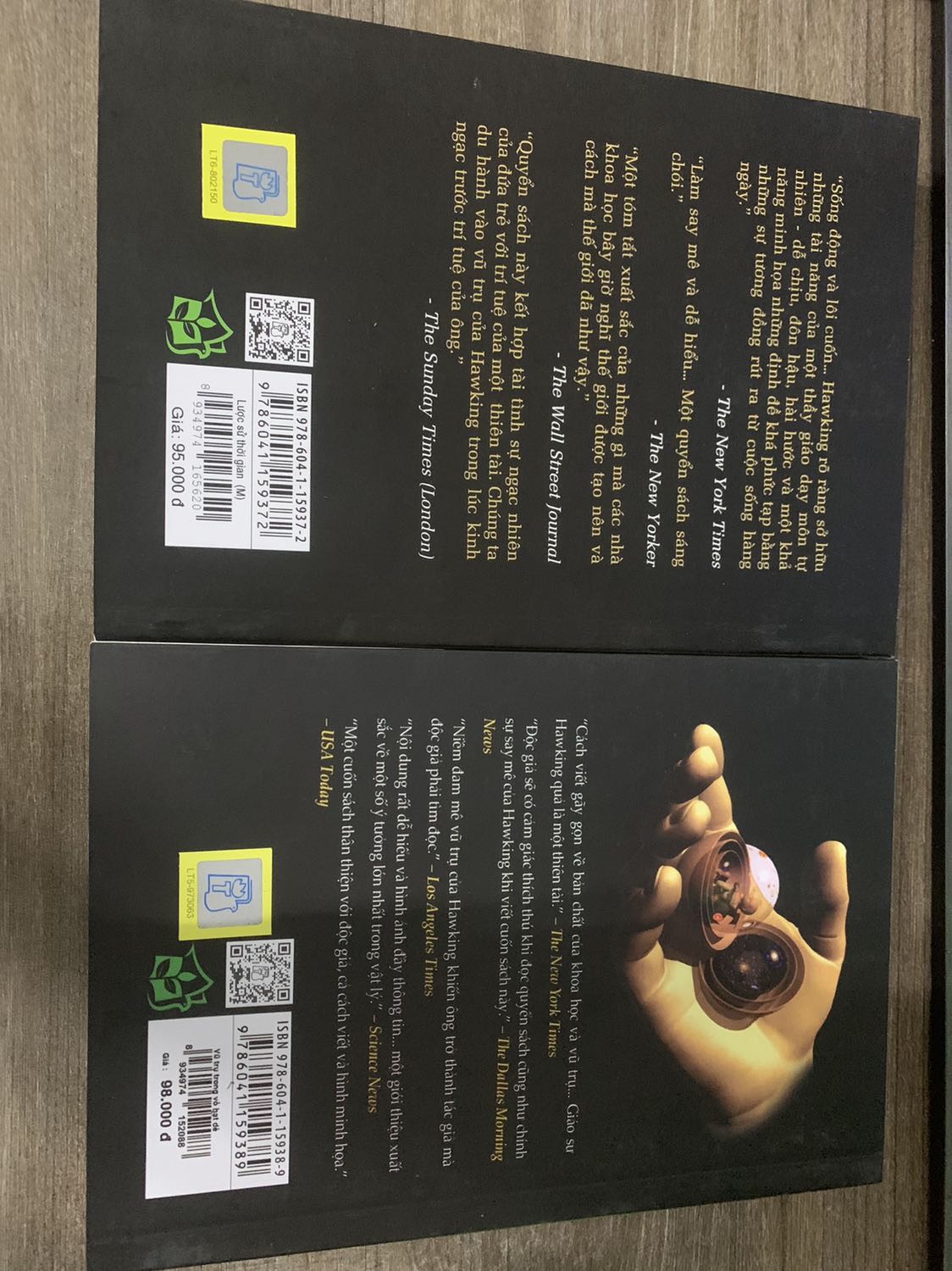 Sách mới tinh, tiki đóng gói cẩn thận giao hàng nhanh .
Mua combo 2 cuốn luôn …
Stephen Hawking là chuyên gia nổi tiếng về nghiên cứu vũ trụ chắc chắn cuốc sách sẽ cung cấp nhiều thông tin thú vị và bổ ích.