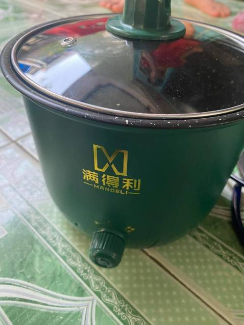 Hàng chuẩn cứng cáp rất đáng tiền. Sản phẩm màu xanh giống trên hình khá đẹp mình thấy lớp sơn khá tốt không biết sử dụng được lâu dài không. Nồi nấu khá nhanh cắm một lúc là sôi mỗi tội chui điện 3 chấu hơi bất tiện. Shop gia hàng nhanh, tư vấn nhiệt tình.