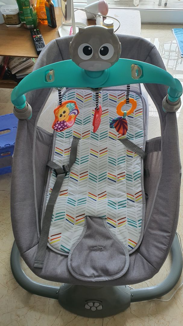 Nôi ổn, lắp hơi khó vì khá cứng ở các khớp nối, đung đưa đc hình như 5 nấc nhẹ đến mạnh, tuy nhiên có mạnh cũng chỉ mạnh ít à ko ảnh hưởng não bé. nhạc âm thanh hơi dở, nghe hơi chợ, ko êm ái cho lắm nên mình ko mở nhạc. mua cây treo nôi gắn vào cho êm dịu hơn, có mùng màn che nữa mà mình tháo ra cho bé mát