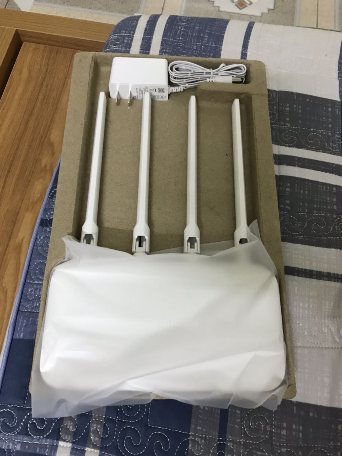 Đã nhận hàng. Đóng gói vẫn như mọi lần ok nhưng không biết lần này mình chọn sai nhà cung cấp với lần trc hay sao mà không còn thấy thẻ Bảo Hành và hướng dẫn lắp đặt như lần trước mình mua 2 cái lần trước. Không biết lần này sản phẩm có chính hãng như 2 cái trước không? Liệu có được Bảo Hành 12 Tháng như 2 cái trước không vì không có giấy bảo hành của nhà cung cấp và nhập khẩu?