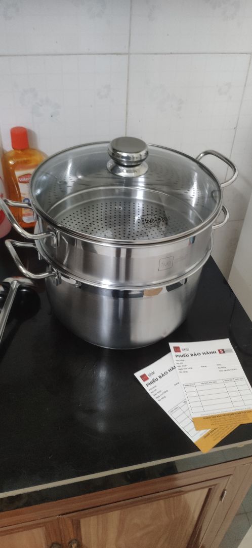 bộ nồi đẹp như ảnh, nặng và rất chắc chắn. được tặng kèm theo 2 muôi nhỏ. Lỗ xửng hấp khá nhỏ nên có thể đồ xôi cũng được, rất tiện. Nói chung là sản phẩm rất ok trong tầm giá, điểm trừ duy nhất là xửng hấp chưa được khít với nồi nên khi hấp các bạn phải dùng khăn xô mỏng nhúng nước rồi quấn quanh