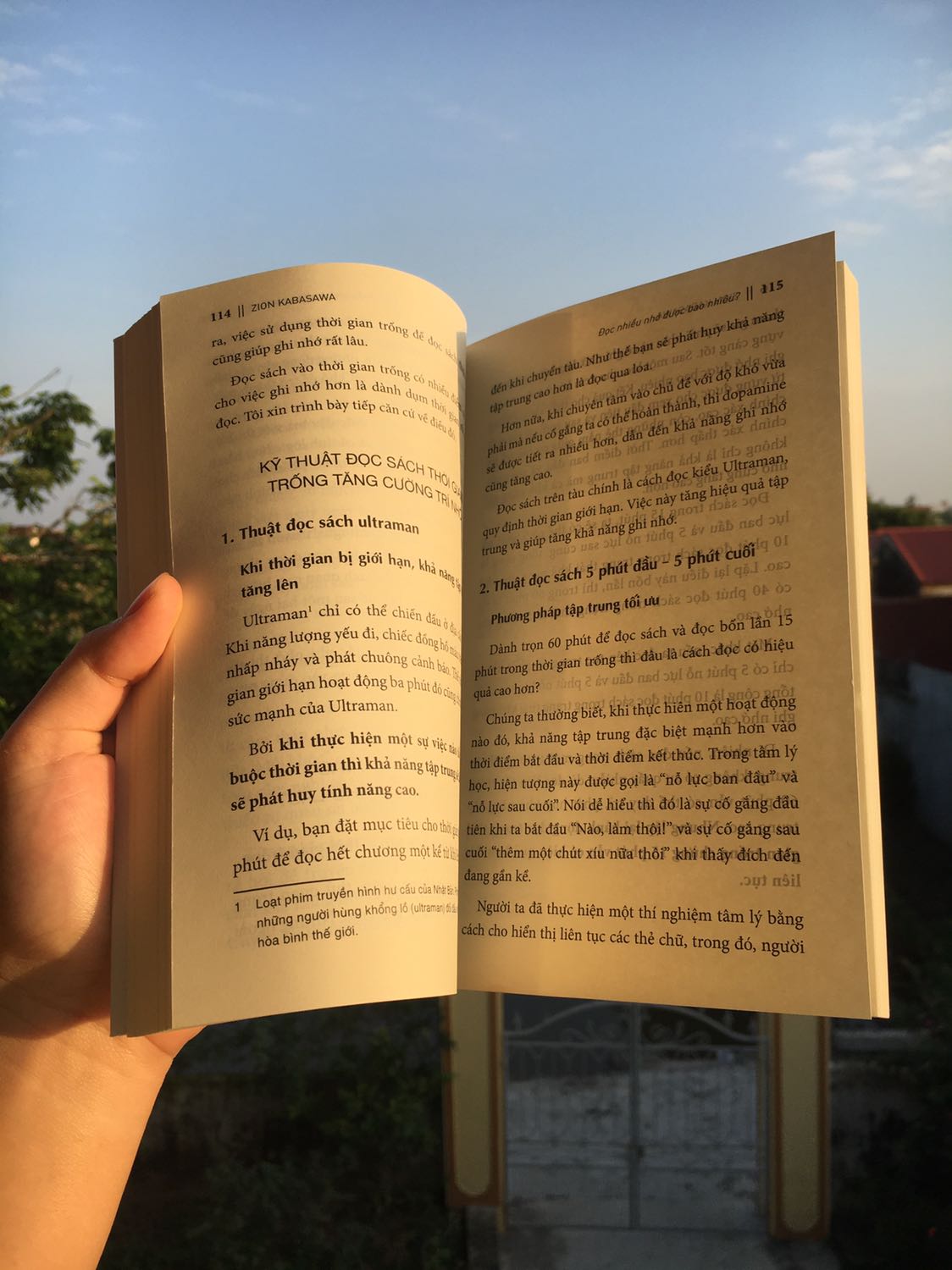 “Ồ, thì ra là thế” chính là câu nói mà mình đã thốt lên trong đầu khi đọc cuốn sách này. Đối với đứa biết đọc sách là tốt nhưng chả bao giờ kiên nhẫn đọc sách như mình thì cuốn này cứ gọi là cuốn sách định mệnh luôn ý, lần đầu tiên mình có thể đọc hết 1 cuốn sách chỉ trong 4h, nd thì khá hay đó mn,