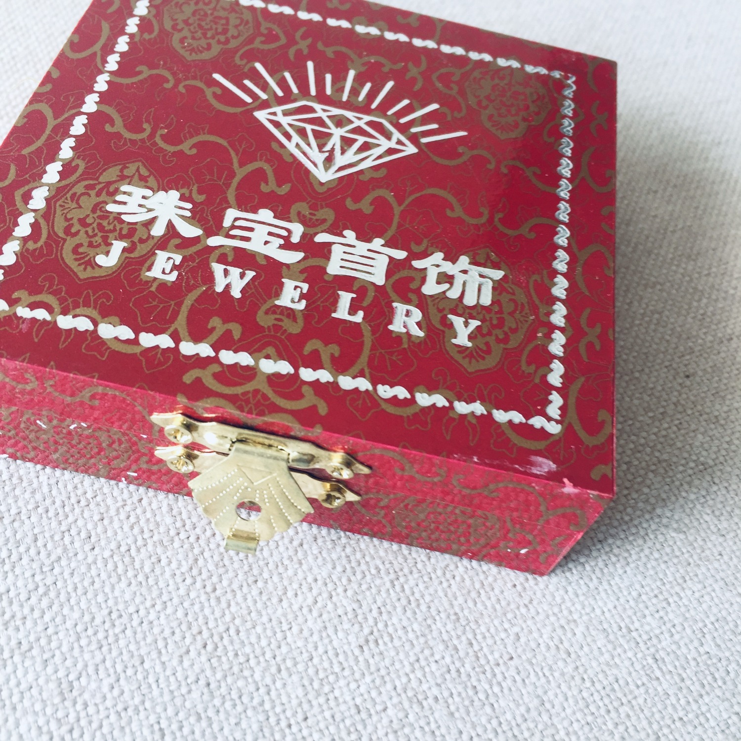 Tay mình hơi to (mình 82kg)nhưng ham rẻ mua vòng có 12li, đeo vào thấy hơi nhỏ, nhưng lại thấy dễ thương, hồi bao giờ toàn xài hàng bự nay đeo cái vòng nhỏ ai cũng hỏi mà ai cũng khen là nhìn nó dễ thương
hàng nhìn rất thật
cái hộp thì thôi rồi, quá là xịn sò(bác nào mua làm quà thì ko cần bàn)
đúng mộc luôn, không sơn gì bên ngoài cả, thích nhất là vòng mộc
Mùi thơm thoảng chứ ko nức như Hoàng Dương hay Bách
nói chung ok
dao hàng nhanh


cảm ơn Tiki, để gom lúa mua thêm cái 20li cho nó ngầu