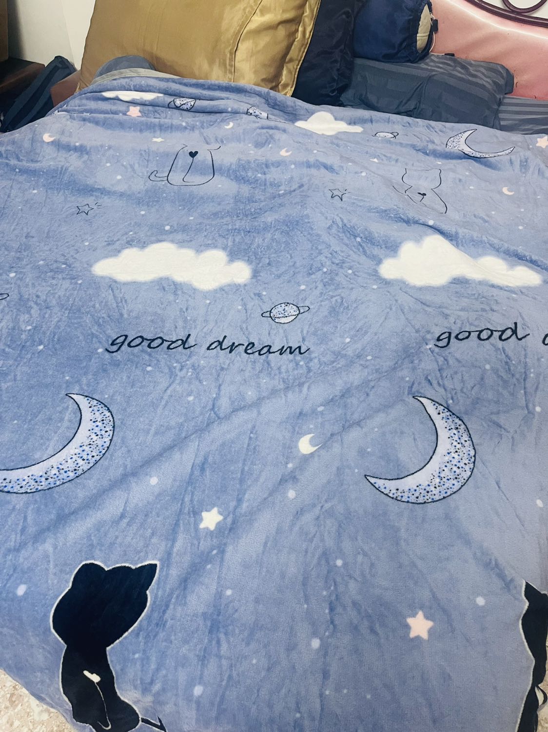 Phải nói là mền xinh xỉu luôn. Vừa to mà hoạ tiết lại cute nữa. nhìn trải lên giường là chill lắm luôn. Mền mỏng cũng phù hợp thời tiết nóng ở miền Nam