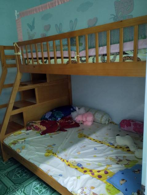 Kiểu dáng đẹp. Nhân viên tư vấn rất nhiệt tình. Sp đang mua. Tuy nhiên vạt giường khá thưa. Mình phải dùng vạt giường cũ gắn thêm cho tầng trên để an tóàn. Với tư cầu thang có 3 cửa mở k phải 4 cửa như hình. Nam châm hơi kém. Mình phải mua thêm năm châm chứ nam châm sẵn k hít nổi bước lên xuống cửa bung ra ngay. Những vấn đề nhỏ ấy khắc phục đc. Nếu bạn nào đang cần nên mua chỗ này. Mình chia sẻ thật tình trải nghiệm để bạn nào đang cân nhắc. Mình cũng thử nhưng máy mắn mình đặt niềm tin đúng. Chứ đặt xong hồi hộp lắm.