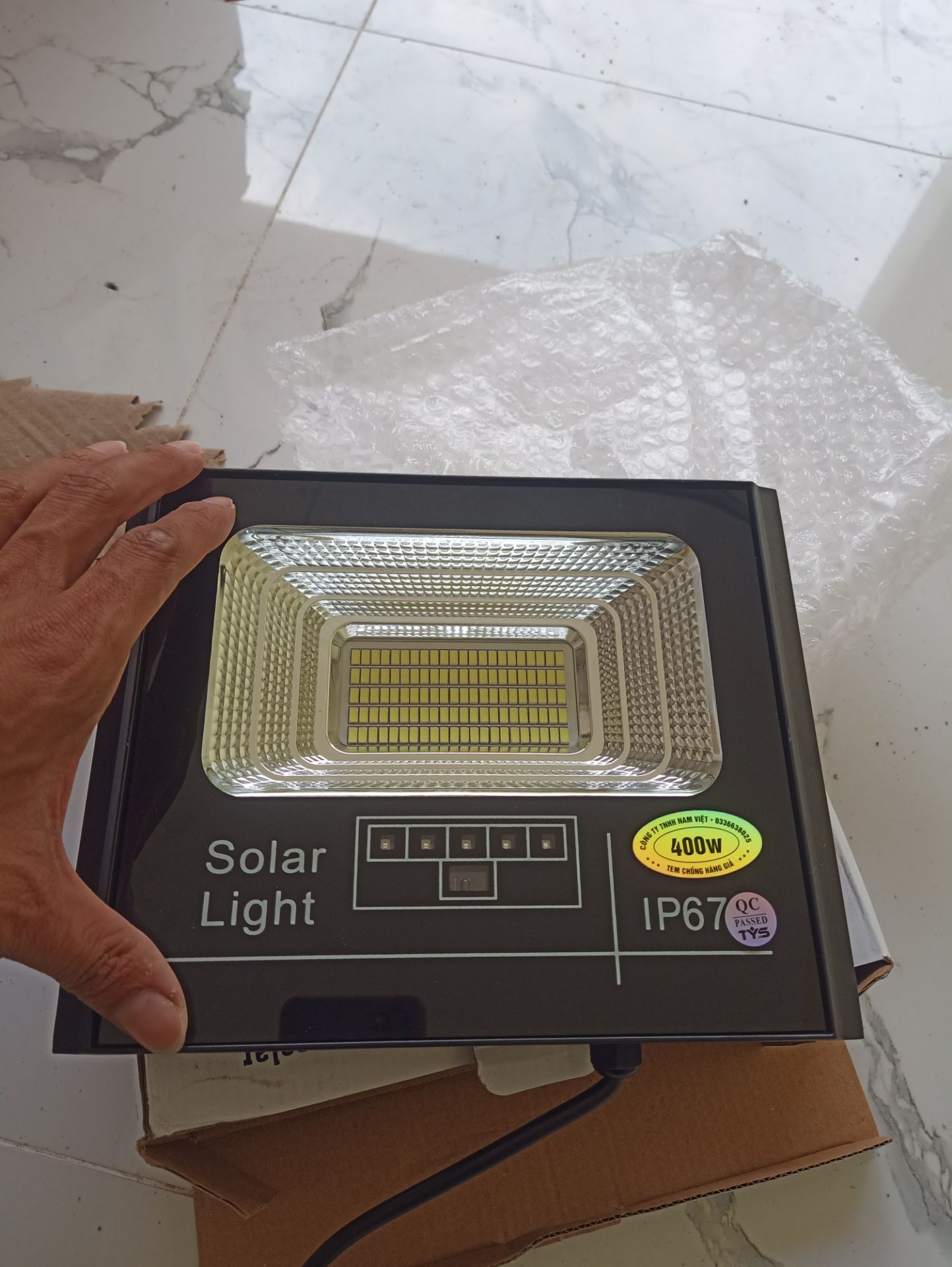 Đặt mua đèn 200 W . Trắng trợn dán tem đèn 400w , thực tế cái đèn chỉ 50w.  Chưa tét  . Nhưng bán ko minh bạch