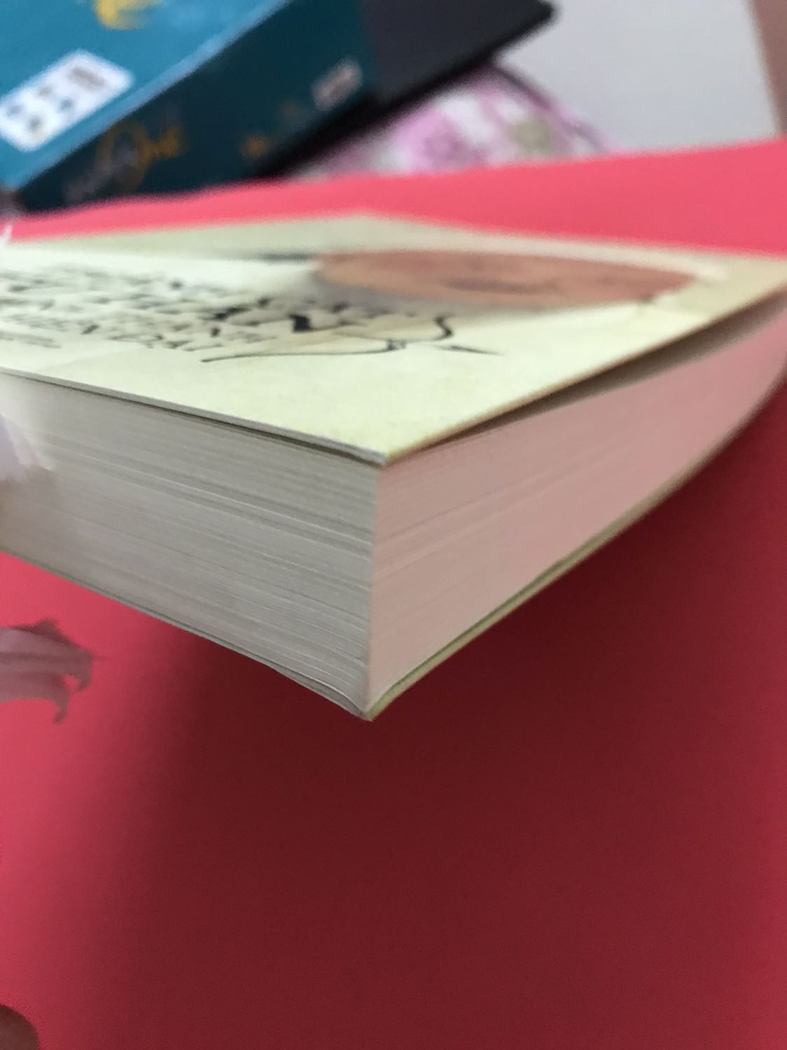 Shop nên có một miếng xốp bao quyển sách để đỡ  bị hư