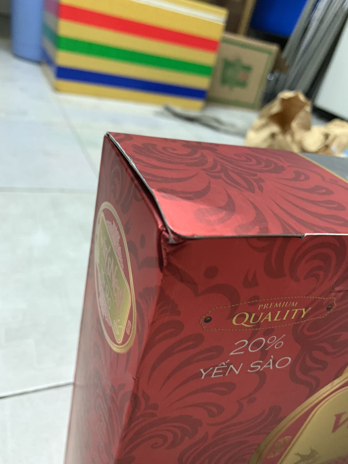 Rất thất vọng
Hộp thì móp méo lung tung, tem thì đã được bóc ra và trầy xước. Cái này tính đặt tặng quà mà thấy cảnh này chăc phải ra mua cái khác quá, thậm chí còn không tặng túi sách để tặng quà...