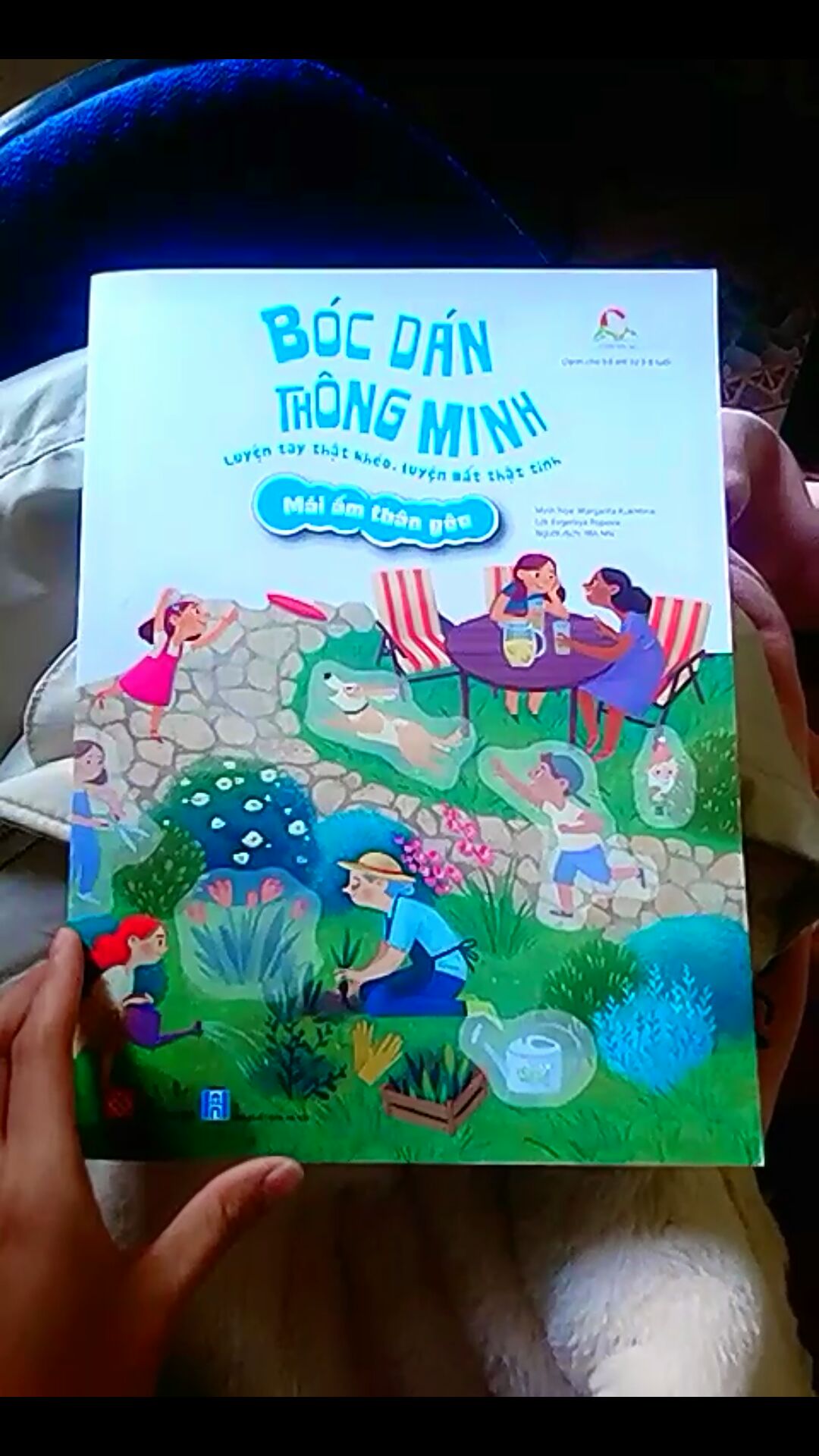 Em vừa đặt sách hôm qua mà nay đã nhận được rồi. Cháu nhà e thích lắm luôn. Hình ảnh màu sắc trong sách rất đáng yêu, gần gũi. Giá mà sách dày hơn và chèn thêm nhiều bài học hơn thì còn tốt hơn nữa.