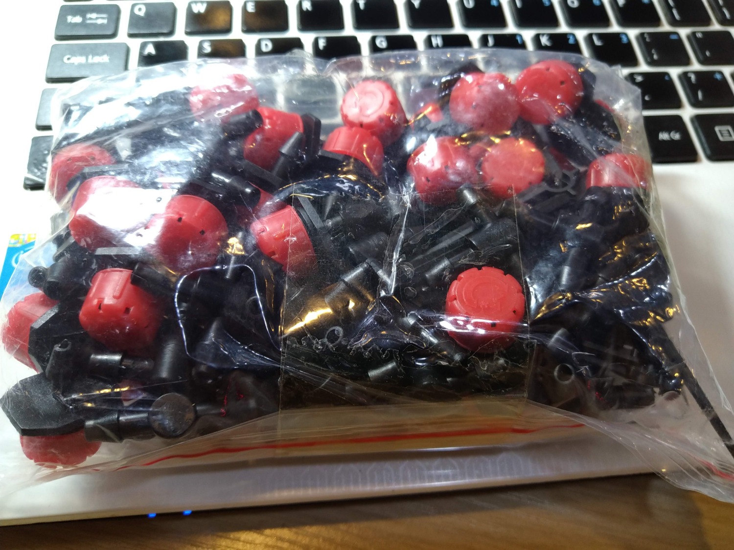 Chào Shop, mình chỉ nhận được bộ sản phẩm như ảnh. Ngoài ra còn thiếu các phụ kiện như ông nước, đầu chuyển van. Đề nghị shop giao bổ sung