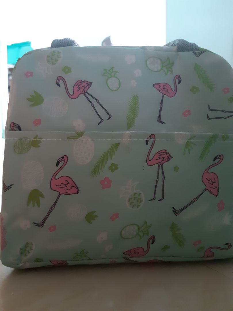 túi chắc chắn, đường may cẩn thận, màu xinh như hình. Do có sẵn hộp thủy tinh L&L 1020ml nên mua cái túi đựng, hên là vừa y kích cỡ. Bạn nữ shipper của Best Expr cũng tội, 7h tối mà vẫn còn giao hàng, thả ❤ cho cô ấy.