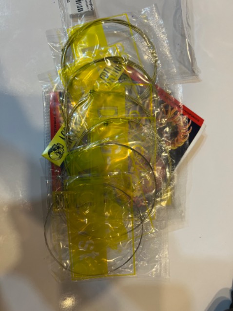 Mua ở shop KZM KURTZMAN OFFICIAL STORE để an tâm hàng chính hãng mn nha. Giá rẻ quá rẻ mà an tâm là hàng chính hãng.
Sản phẩm có tem check chính hãng của hãng, chốt dây có chữ Alice rất đẹp.
5 sao cho shop và Tiki 🌟🌟🌟🌟🌟.