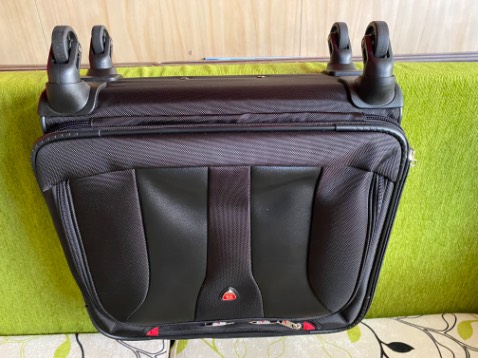 Mua vào lúc sale, giá giảm nên hơi lo lắng về chất lượng. Nhận hàng nhanh, thủ tục gọn, an toàn, chất lượng Vali ban đầu thấy yên tâm, hài lòng.
Còn độ bền phải chờ thời gian.