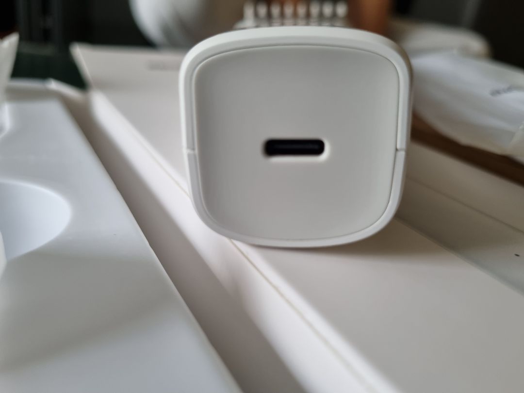 Đã nhận và *** hàng! 
Hàng giao nhanh hơn dự kiến 2 ngày. 
Tông đơ vận hành chuẩn.
Sản phẩm thiết kế, hoàn thiện cao cấp hơn mức giá bán ra.
Độ bền thì cần thời gian mới trả lời được.
Cổng sạc usb-c quả là hợp thời và tiện dụng.
Hàng đóng gói rất kỹ, nguyên sealed 2 hộp.
Hài lòng!