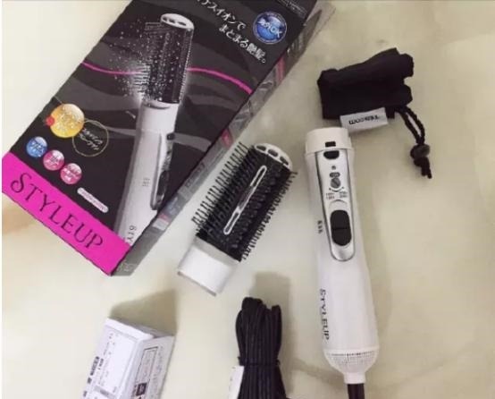 Dòng lược sấy của Tescom tôi mua đợt khuyến mãi vừa rồi. 
Lược nhẹ, cầm không bị mỏi tay, răng lược bằng silicon hay nhựa gì đó, rất mềm, chải nhẹ nhàng và mềm êm, không làm da đầu bị đau.
Chải tóc rất mềm và mượt mà, có thể vừa sấy tóc vừa lằm cúp tóc thích hợp cho tóc ngắn rất tiện dụng. Dòng lược sấy của Tescom tôi mua đợt khuyến mãi vừa rồi. 
Lược nhẹ, cầm không bị mỏi tay, răng lược bằng silicon hay nhựa gì đó, rất mềm, chải nhẹ nhàng và mềm êm, không làm da đầu bị đau.
Chải tóc rất mềm và mượt mà, có thể vừa sấy tóc vừa lằm cúp tóc thích hợp cho tóc ngắn rất tiện dụng.