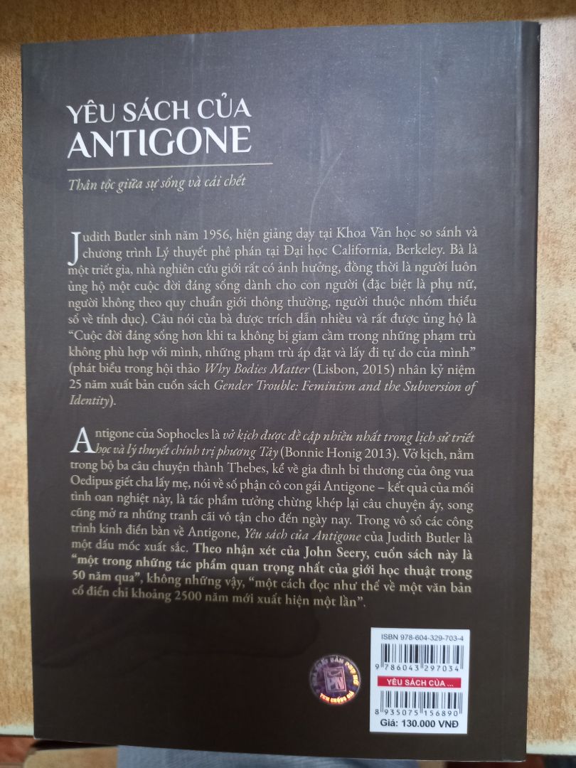 Sách giao nhanh, còn mới nguyên. Sách thuộc loại khó đọc. Tuy nhiên, vì được chị Minh dịch và anh Nam Sơn chủ trương và hiệu đính nên đã quyết định mua. Không thể đọc như tiểu thuyết thông thường được. Rất hài lòng.