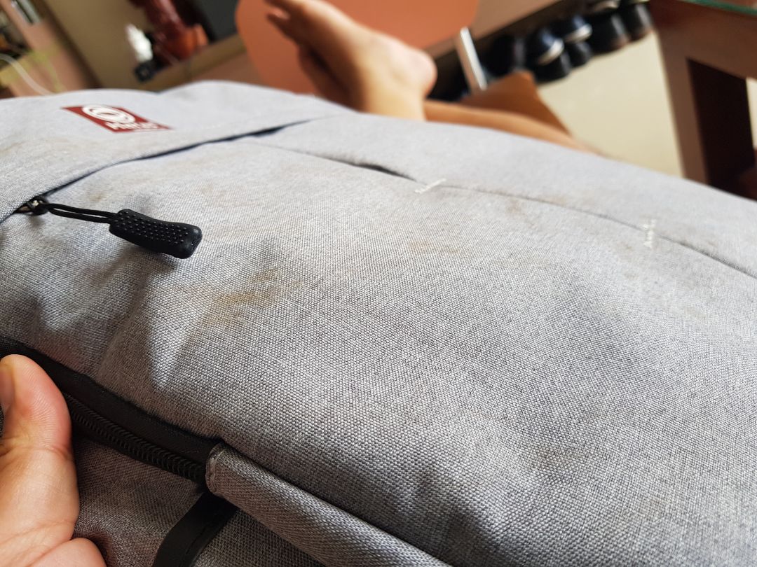 sáng nay nhận được hàng. về chất lượng thì khoan nói, nhưng mở bao ra ... hàng bị ố nghiêm trọng ! Khuyến cáo Tiki rà soát quy trình giao hàng. Sản phẩm không phải đắt tiền, khách cũng ko trong mong quá nhiều vào chất lượng, tuy nhiên mà tệ đến mức giao hàng ố vàng cho khách thì ko chấp nhận được !