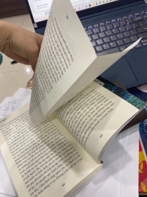 4 tờ cuối sách rời ra như kiểu tờ A4 gấp vào kẹo sách. Chắc lỗi đóng gáy. Haizzz