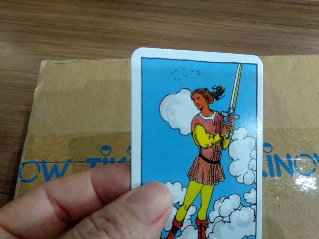 Mình rất hài lòng khi nhận hàng, bộ bài nguyên hộp đầy đủ, màu sắc lá bài rõ nét, lá bài hơi mỏng so với bộ bài tú lơ khơ hay chơi nhưng vẫn dùng ok, túi nhung đẹp rộng rãi, có kèm 1 hướng dẫn bằng tiếng anh. Shop chăm sóc khách hàng rất ok, hướng dẫn tận tình, đầy đủ và có trách nhiệm về sản phẩm. Tiki giao hàng rất nhanh, đặt chiều hôm trước, sáng hôm sau nhận đc luôn.?