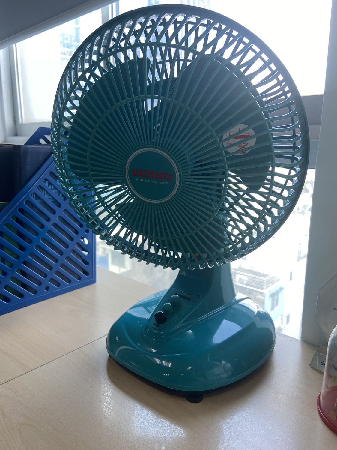 Giao màu ngẫu nhiên, đẹp hơn mong đợi. Máy nhỏ gọn, chạy êm nhưng khá mạnh. Mở số 1 (nhỏ nhất) ngồi cách 2m gió vẫn tới! 👍