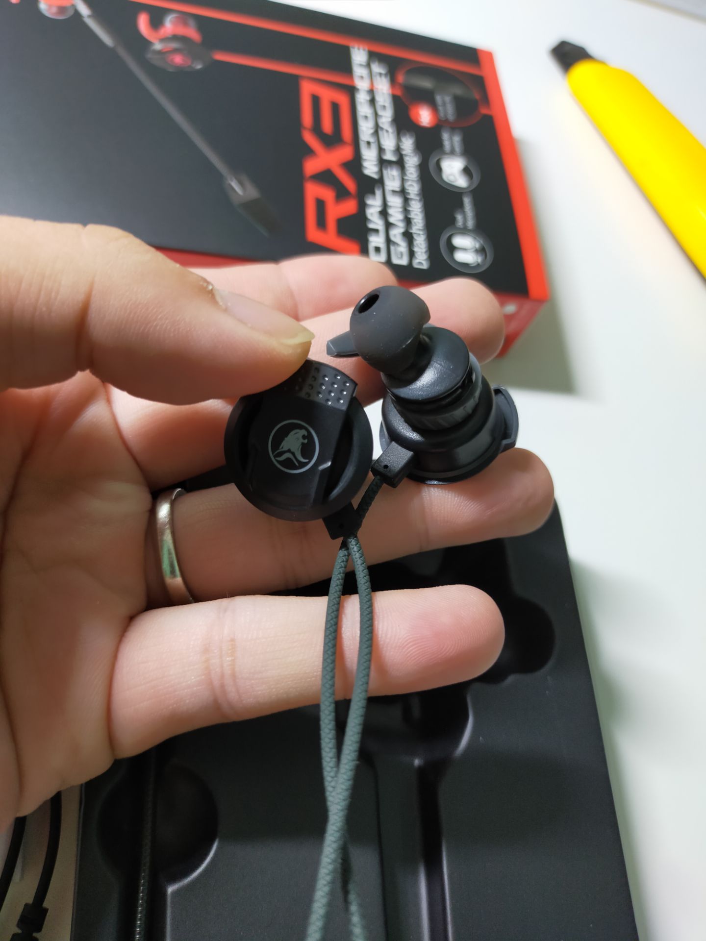 Ngoại hình khá đẹp, vỏ ngoài bằng nhựa hết, độ hoàn thiện khá tốt.
Nghe tiếng game ok mà nghe nhạc cũng hay ko kém, bass mạnh, bao phê.
Có jack tách 2 cho ai cần gắn PC, tuy nhiên thì dây khá ngắn nên phải mua dây nối thêm.