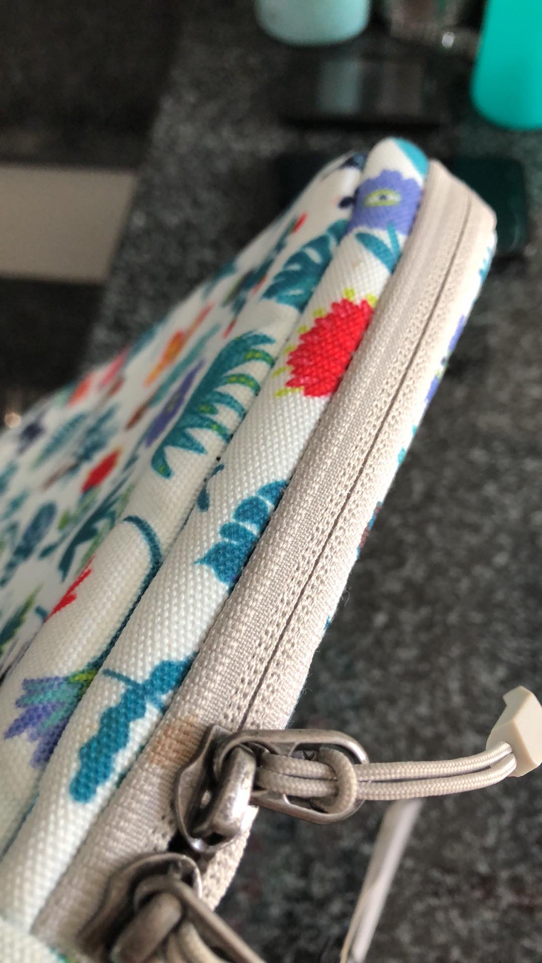 Sản phẩm gần 800k mà giao tới thì đóng gói sơ sài, shop đóng gói nhìn như hàng cũ,  vải thì bị lỗi, khoá kéo nhìn cũng cũ còn bị dơ ngay khoá kéo.Rất không hài lòng với số tiền bỏ ra và hàng được nhận! Nhìn dơ và cũ, không biết đổi trả lại có đc tốt hơn không nên mình chưa đổi trả. Để đây 2 sao trc!