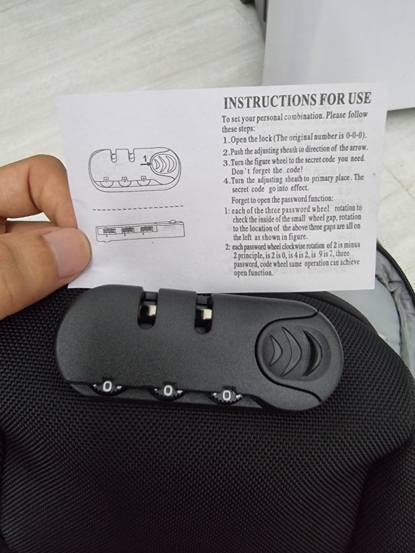 Chất liệu tốt, đeo khá là thời trang.
Có nhiều ngăn tiện lợi, mặt sau có thêm 1 ngăn nhỏ, trên dây có ngăn để thẻ khá sâu và chắc chắn.
Có dây USB nối với bên trong.
Có khóa và hướng dẫn sử dụng bằng tiếng Anh.
Mình thử đổ nước lên thì phần lớn là trượt ra khỏi mặt túi, phần nước còn đọng lại thì thấm vào nhưng cũng không đáng kể. 
Xứng đáng 5 sao ?