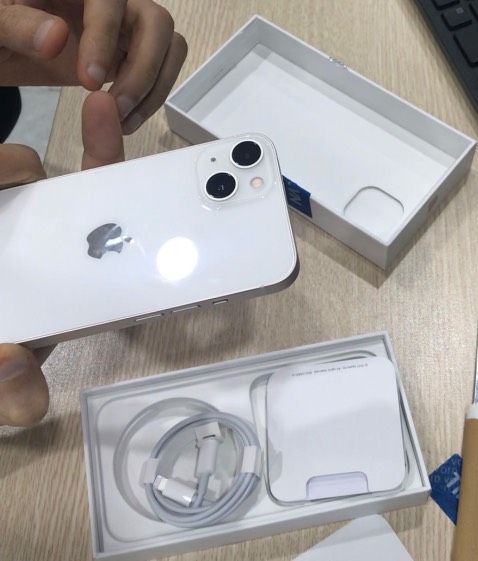 Máy VN/A chính hãng Việt Nam. Trộm vía tỉ tỉ lần là đến giờ vẫn ngon, chưa lỗi lầm gì. 
Đã bao lần mua điện thoại, laptop trên Tiki Trading rồi khá yên tâm, lần này cũng không phải ngoại lệ. 
Máy rất mượt nha, với tác vụ hàng ngày thì không hề thua kém các đời máy mới hơn đâu. Nhỏ gọn nên cầm nắm rất thoải mái. Iphone tầm này chắc phải được hỗ trợ 3-4 năm nữa