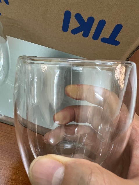 Một cái thấp hơn cái kia, đáy cốc ko phẳng bị cập kênh, có vết nứt trên miệng