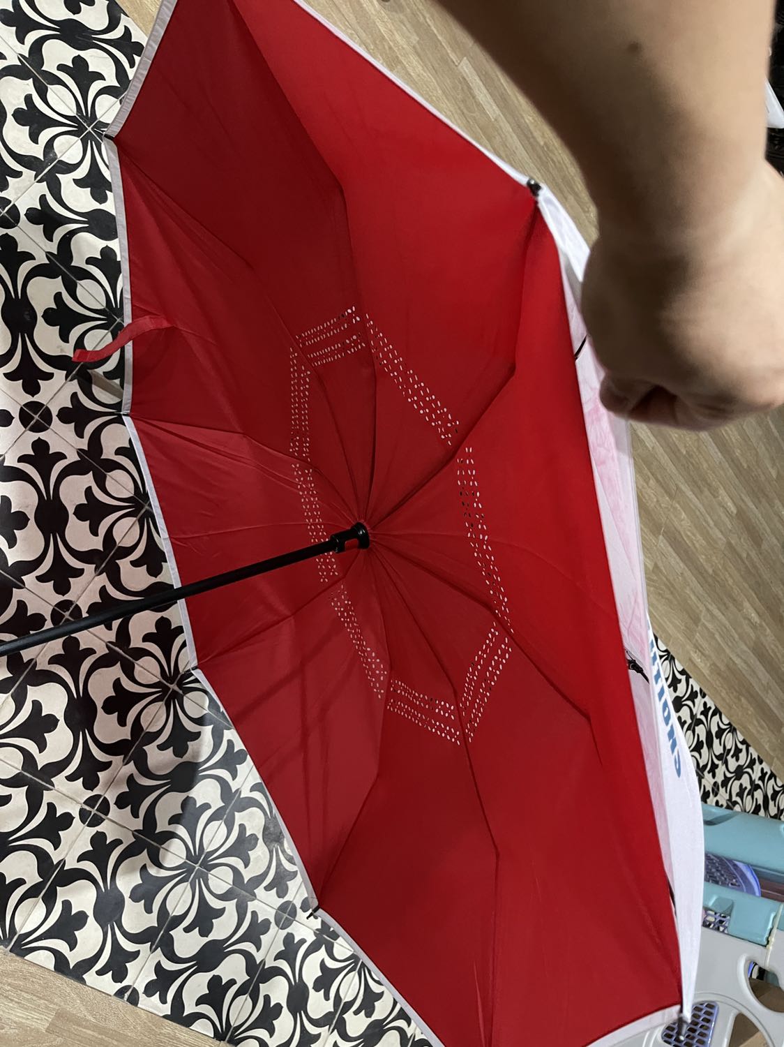 Hàng giao không đúng màu, chọn màu đỏ đen nhưng lại gửi đỏ trắng. Gói hàng không có tâm. Cho 1 sao. Và khuyên không nên mua với những gì bán từ shop này.